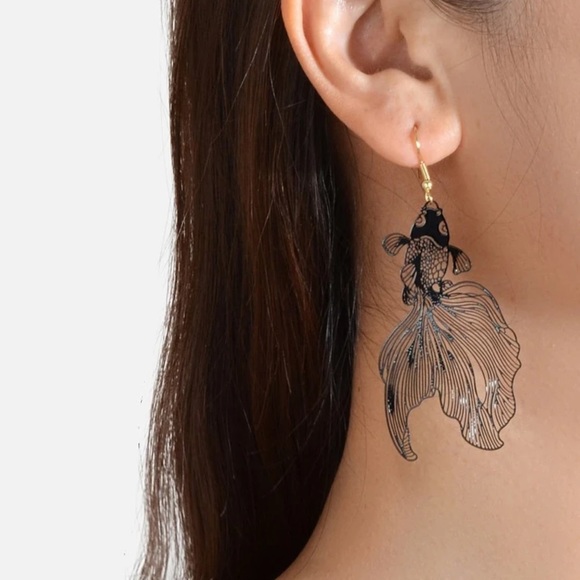 Kathrono Jewelry - 🐠 Beautiful Mismatched Fish Drop Earrings 🐠